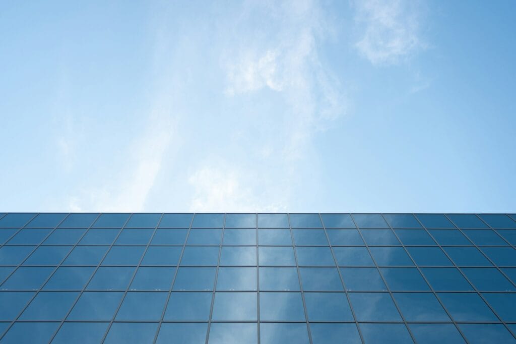 fondo edificio de negocios de cristales reflejo de cielo azul y nubes copyspace